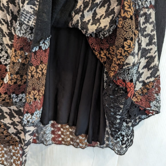 DIKALADY women's mixed media crochet knit sharkbite assymetrical tunic top - Picture 11 of 11